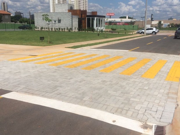 Lombofaixa permite que o pedestre atravesse a rua sem nenhum desnível (Foto: Danielle Oliveira/G1)