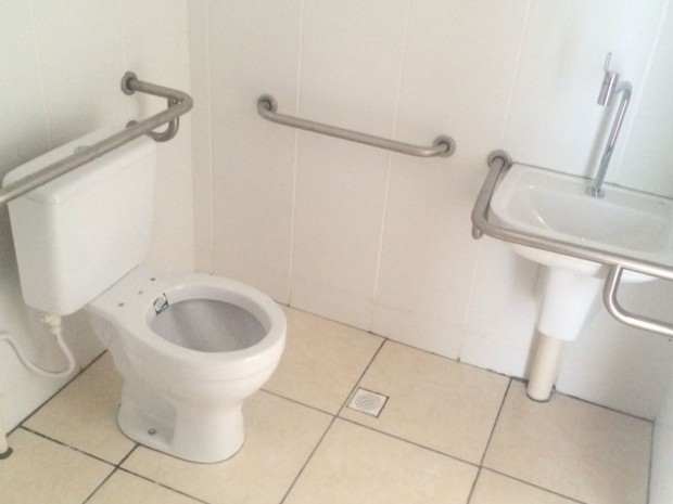 Barras de segurança e portas largas são adaptações necessárias nos banheiros (Foto: Danielle Oliveira/G1)