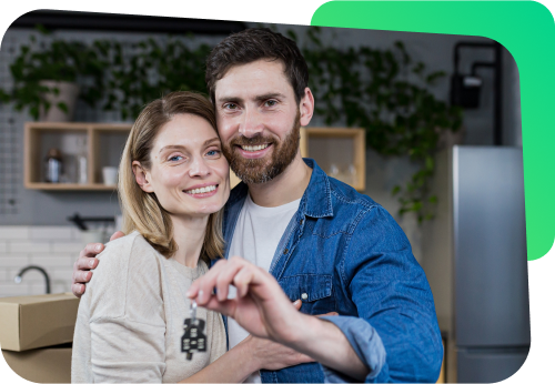 Casal sorrindo segurando chaves do apartamento